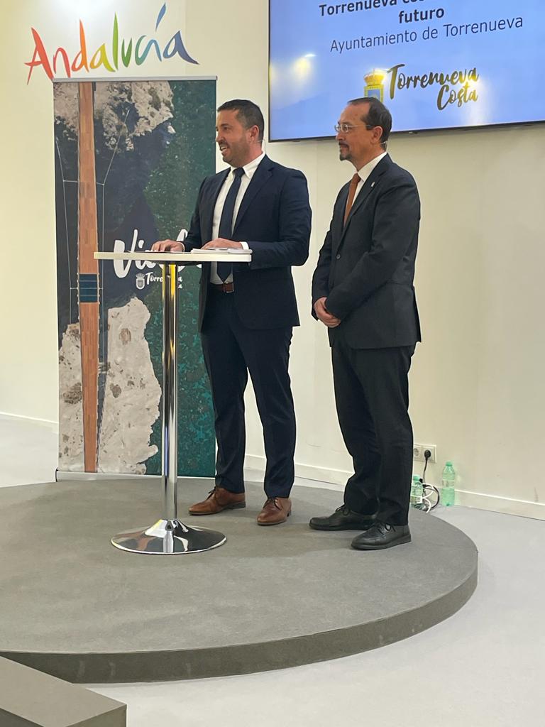 La Junta promociona en FITUR la Pasarela Colgante de Torrenueva como “un referente turístico de la Costa Tropical granadina”